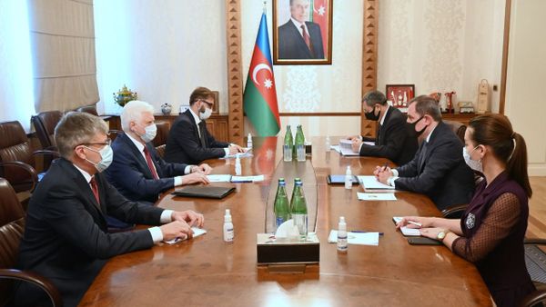 Встреча Джейхуна Байрамова и чрезвычайного и полномочного посла России в Азербайджане Михаила Бочарникова - Sputnik Азербайджан