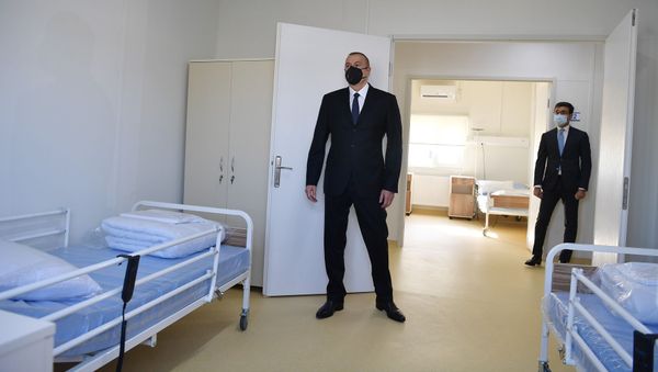 Prezident İlham Əliyev Qobustanda koronaviruslu xəstələrin müalicəsi üçün nəzərdə tutulan modul tipli  hospitalın açılışında - Sputnik Азербайджан