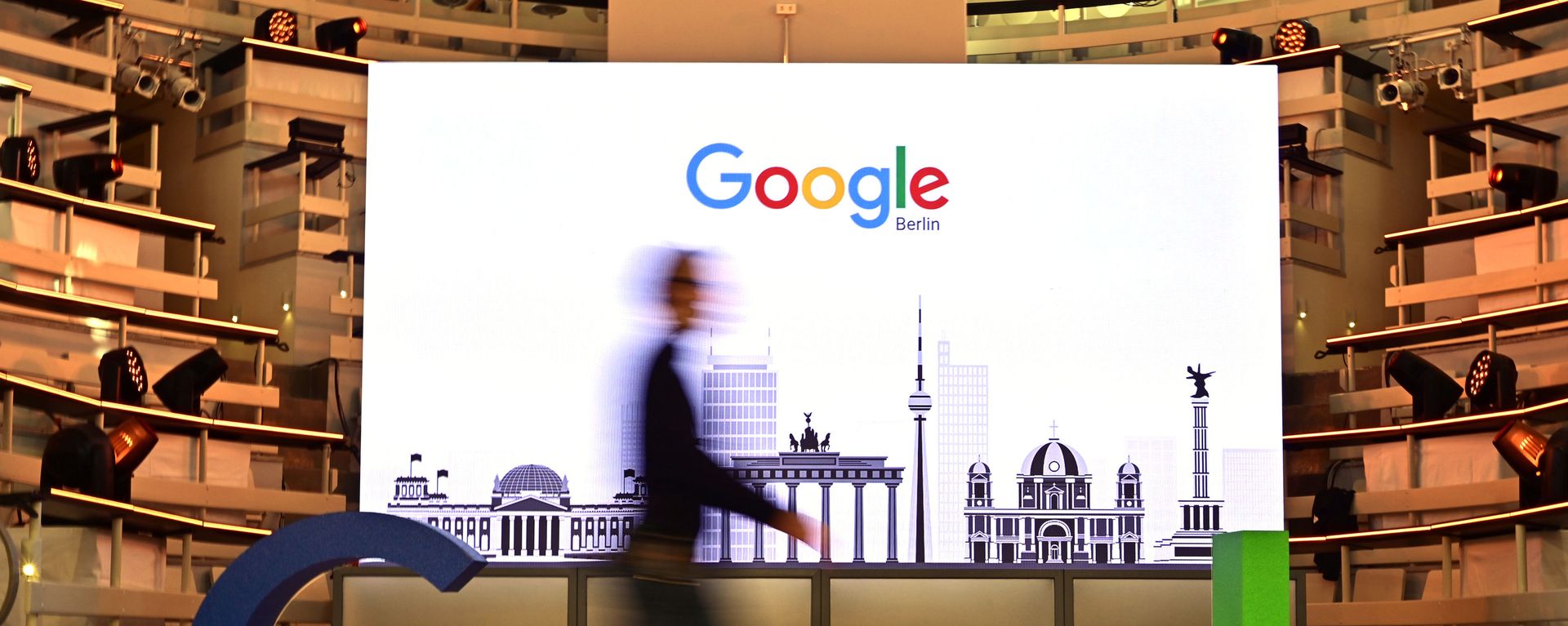 Мужчина проходит мимо логотипа компании Google, фото из архива - Sputnik Азербайджан, 1920, 18.10.2021