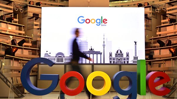 Мужчина проходит мимо логотипа компании Google, фото из архива - Sputnik Азербайджан