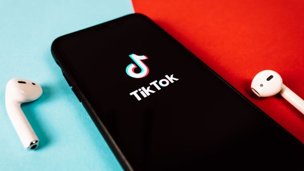 Иконка на экране смартфона социальной сети TikTok - Sputnik Азербайджан