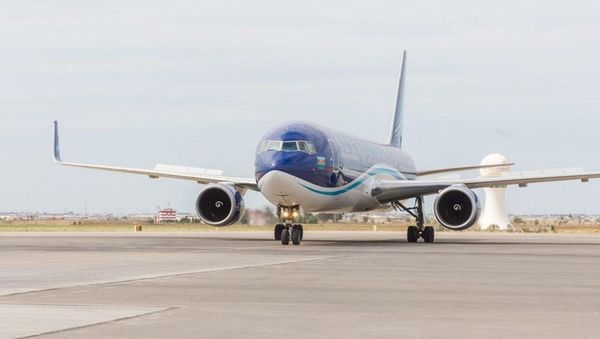 AZAL доставил в Баку бригаду китайских медиков - Sputnik Азербайджан