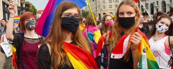 Протестующие с радужными флагами в Варшаве, фото из архива - Sputnik Азербайджан