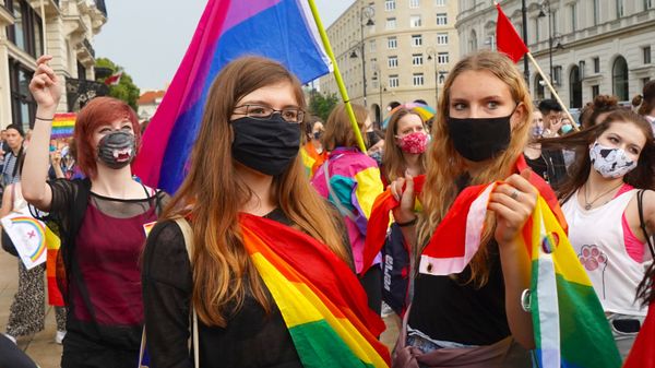 Протестующие с радужными флагами в Варшаве, фото из архива - Sputnik Азербайджан