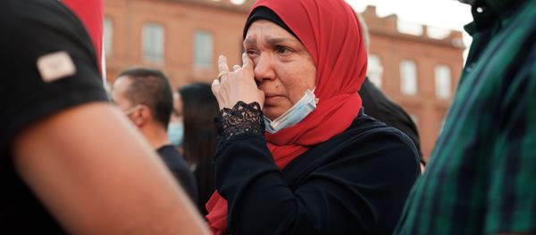 Женщина плачет на собрании в Тулузе, Франция, в поддержку пострадавших от взрыва в Бейруте - Sputnik Азербайджан