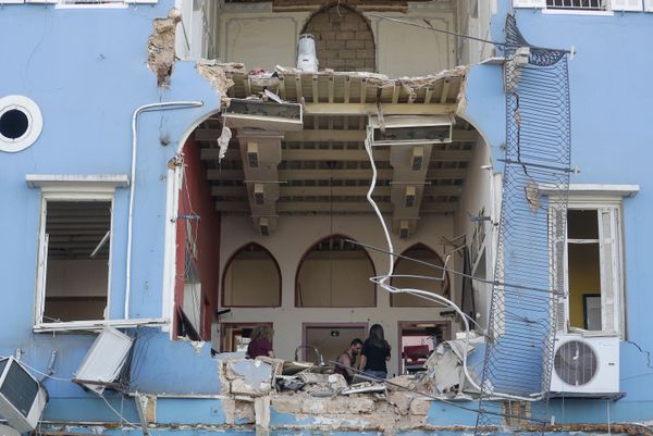 Жители осматривают повреждения своего дома в районе с видом на разрушенный порт Бейрута - Sputnik Азербайджан