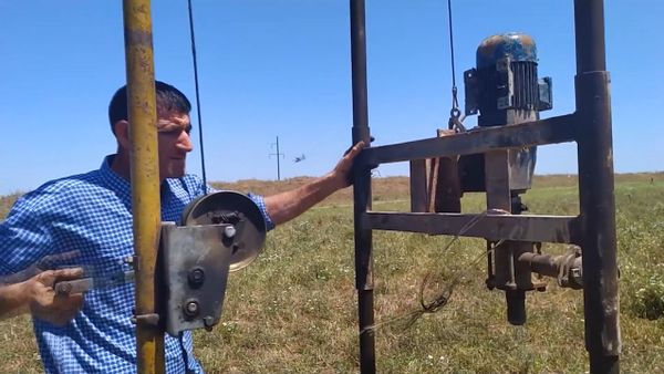 Азербайджанец благодаря своему изобретению обеспечивает сельчан чистой водой  - Sputnik Азербайджан