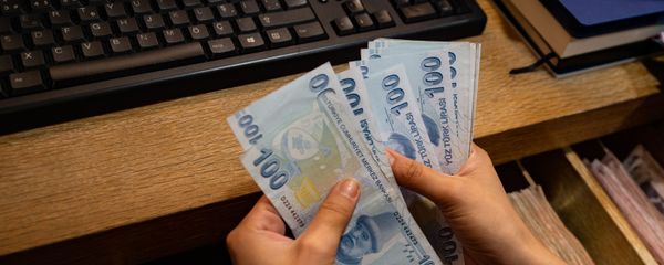  Сотрудник пункта обмена валюты считает банкноты турецких лир, фото из архива - Sputnik Азербайджан