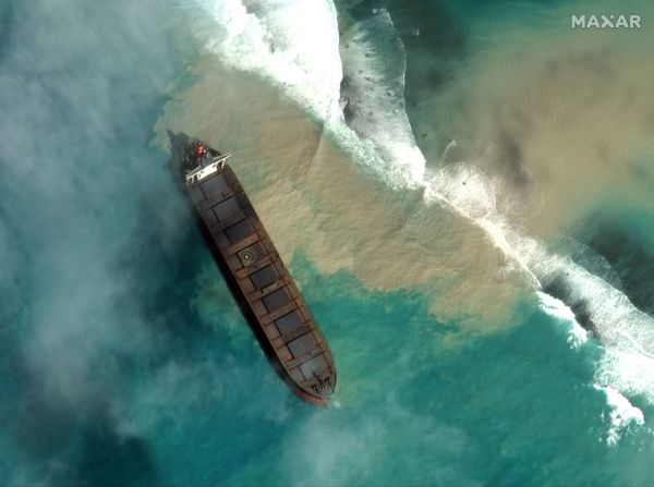 Вид на сухогруз MV Wakashio и разлившуюся нефть у Маврикия Вид на сухогруз MV Wakashio и разлившуюся нефть у Маврикия - Sputnik Азербайджан