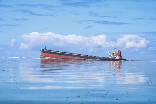 Судно MV Wakashio, севшее на мель у побережья юго-восточного Маврикия Судно MV Wakashio, севшее на мель у побережья юго-восточного Маврикия - Sputnik Азербайджан