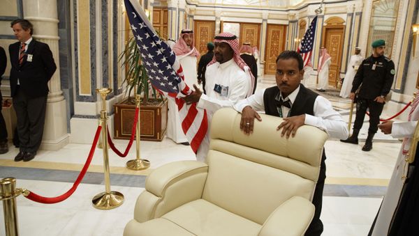 Подготовка помещения ко встрече Дональда Трампа в Эр-Рияде, 2017-ый год - Sputnik Азербайджан