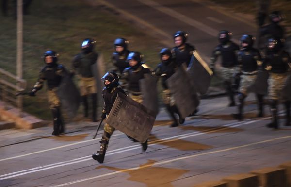 Сотрудники правоохранительных органов во время акции протеста в Минске - Sputnik Азербайджан