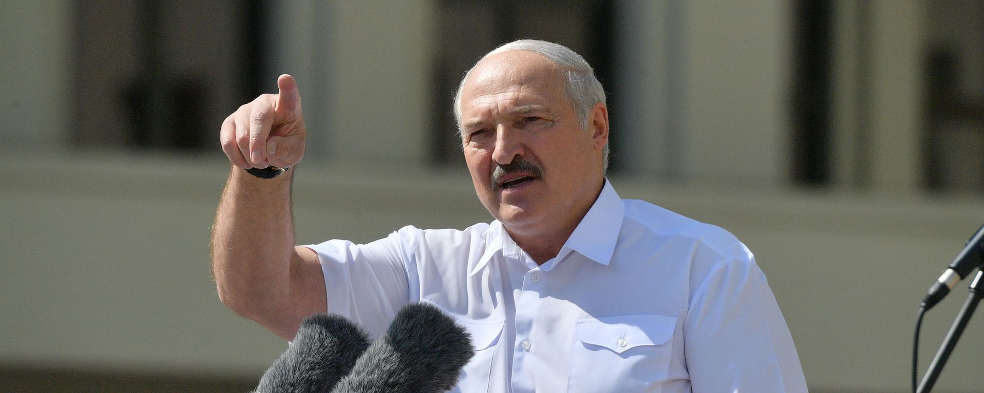 Президент Белоруссии Александр Лукашенко выступает на митинге, организованном в его поддержку на площади Независимости в Минске - Sputnik Азербайджан, 1920, 01.06.2023