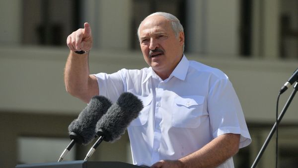 Президент Белоруссии Александр Лукашенко выступает на митинге, организованном в его поддержку на площади Независимости в Минске - Sputnik Азербайджан