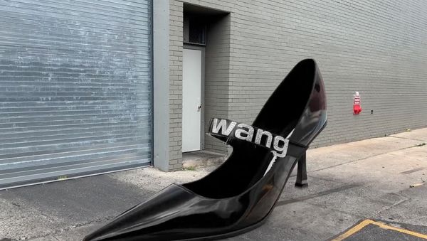 Alexander Wang представили рекламную кампанию, в которой автомобили и мотоциклы превращаются в вещи из новой коллекции - Sputnik Азербайджан