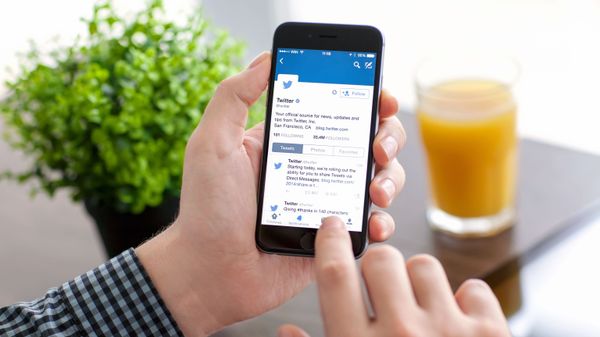 Приложение Twitter на экране телефона  - Sputnik Азербайджан