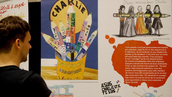 Рисунок в здании Charlie Hebdo, фото из архива - Sputnik Азербайджан