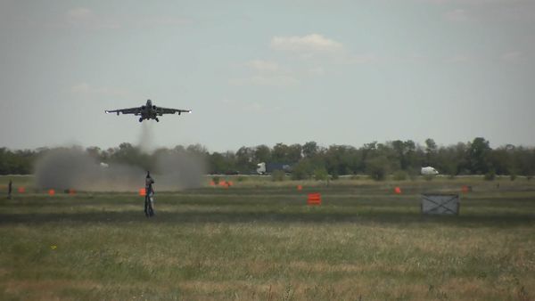 Посадка в поле: эффектные кадры сложнейших учений российской военной авиации - Sputnik Азербайджан