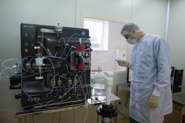 Производство вакцины от COVID-19 на фармацевтическом заводе Биннофарм - Sputnik Азербайджан