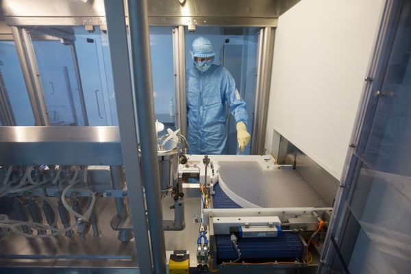 Производство вакцины от COVID-19 на фармацевтическом заводе Биннофарм - Sputnik Азербайджан