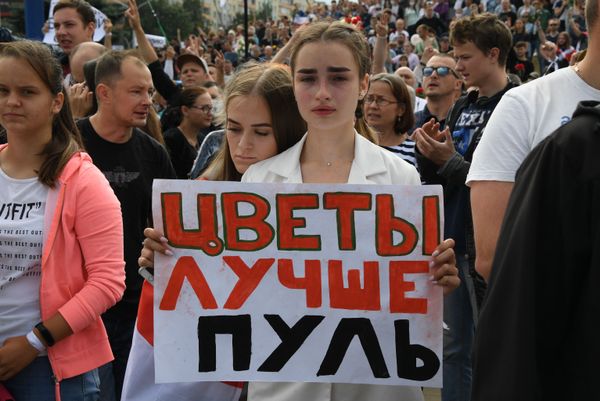 Участники акции протеста у метро Пушкинская в Минске - Sputnik Азербайджан