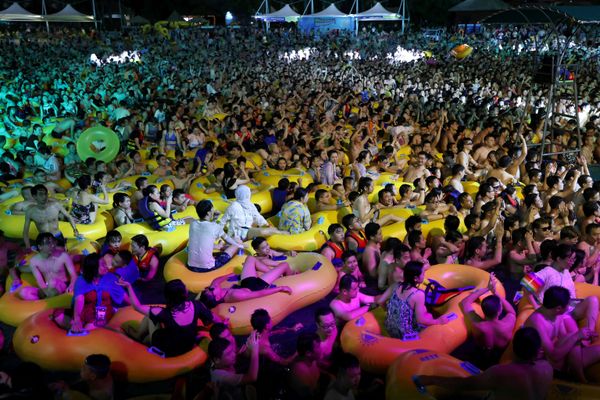Люди на вечеринке в Wuhan Maya Beach Park в Ухане, Китай - Sputnik Азербайджан