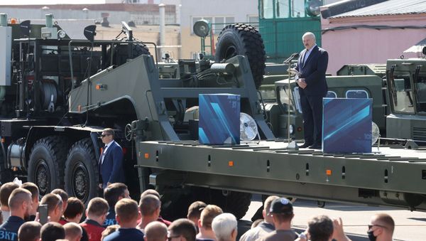 Президент Беларуси Александр Лукашенко во время посещения завода МЗКТ - Sputnik Азербайджан