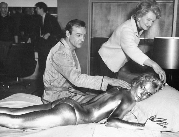Шотландский актер Шон Коннери с актрисой Ширли Итон, 1964 год Шотландский актер Шон Коннери с актрисой Ширли Итон, 1964 год - Sputnik Азербайджан