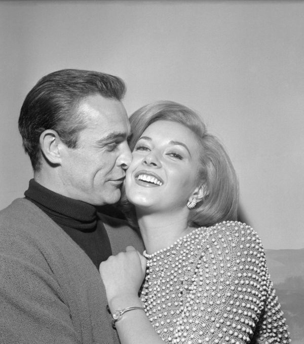 Шотландский актер Шон Коннери с итальянской актрисой Даниэлой Бианки, 1963 год Шотландский актер Шон Коннери с итальянской актрисой Даниэлой Бианки, 1963 год - Sputnik Азербайджан