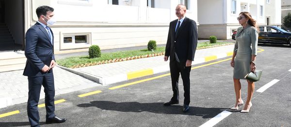 Prezident İlham Əliyev və birinci xanım Mehriban Əliyeva Buzovna qəsəbəsində - Sputnik Азербайджан