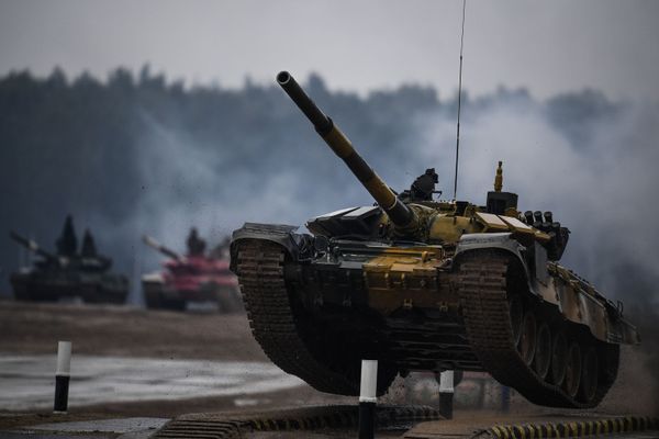 Танк Т-72 команды военнослужащих Казахстана во время соревнований танковых экипажей в рамках конкурса Танковый биатлон-2020 на полигоне Алабино в Подмосковье - Sputnik Азербайджан