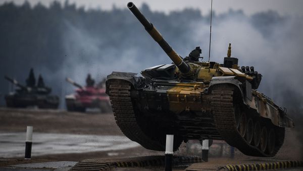 Танк Т-72 команды военнослужащих Казахстана во время соревнований танковых экипажей в рамках конкурса Танковый биатлон-2020 на полигоне Алабино в Подмосковье - Sputnik Азербайджан