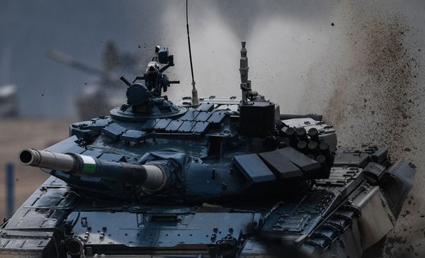 Танк Т-72 команды Узбекистана во время соревнований танковых экипажей в рамках конкурса Танковый биатлон-2020 на полигоне Алабино на VI Армейских международных играх АрМИ-2020 - Sputnik Азербайджан