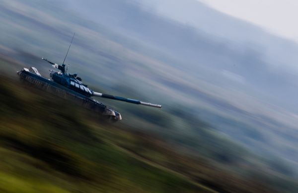 Танк Т-72 команды Узбекистана во время соревнований танковых экипажей в рамках конкурса Танковый биатлон-2020 на полигоне Алабино на VI Армейских международных играх АрМИ-2020 - Sputnik Азербайджан