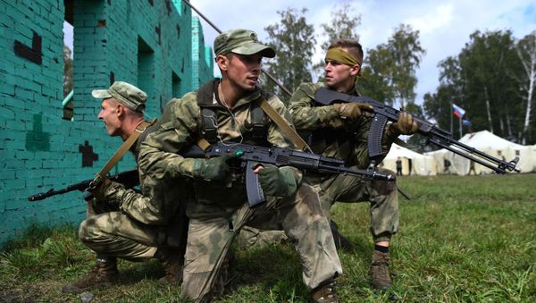 Военнослужащие вооруженных сил Белоруссии во время прохождения этапа Тропа разведчика в конкурсе Отличники войсковой разведки в рамках Армейских международных игр АрМИ-2020 - Sputnik Азербайджан