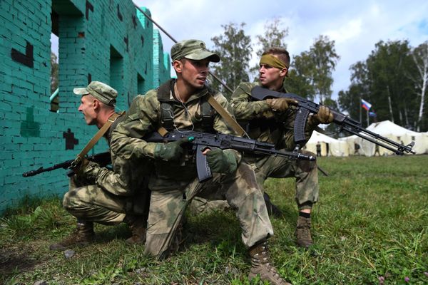Военнослужащие вооруженных сил Белоруссии во время прохождения этапа Тропа разведчика в конкурсе Отличники войсковой разведки в рамках Армейских международных игр АрМИ-2020 - Sputnik Азербайджан