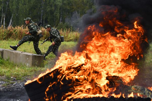 Военнослужащие вооруженных сил Узбекистана во время прохождения этапа Тропа разведчика в конкурсе Отличники войсковой разведки в рамках Армейских международных игр АрМИ-2020 - Sputnik Азербайджан