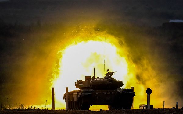 Танк Т-72 команды военнослужащих Узбекистана во время соревнований танковых экипажей в рамках конкурса Танковый биатлон-2020 на полигоне Алабино - Sputnik Азербайджан