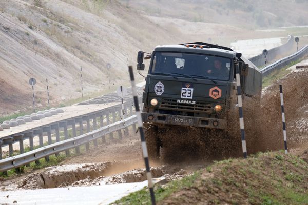Белорусские военнослужащие в командной эстафете в рамках Армейских международных игр АрМИ - 2020 - Sputnik Азербайджан