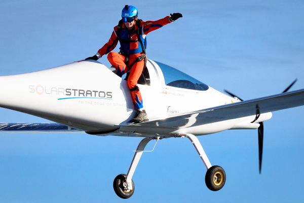Swiss adventurer Raphael Domjan jumps from the SolarStratos solar-powered aircraft prototype with Spanish test pilot Miguel A. Iturmendi aboard, at the airbase in Payerne, Switzerland, August 25, 2020.  - Sputnik Азербайджан