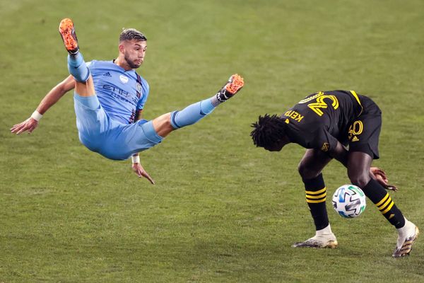 Полузащитник New York City Валентин Кастелланос и защитник Columbus Crew Абубакар Кейта во время второго тайма на Red Bull Arena  - Sputnik Азербайджан
