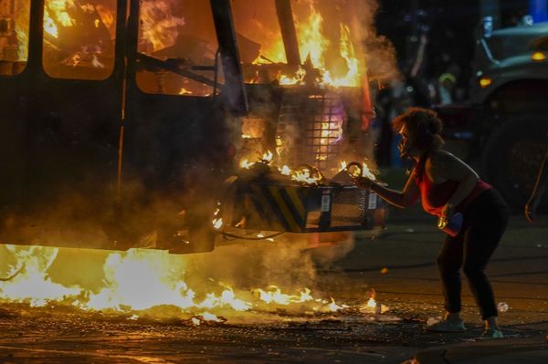 Горящий автомобиль во время протестов в округе Кеноша, где накануне полицией был застрелен чернокожий мужчина по имени Джейкоб Блейк, штат Висконсин - Sputnik Азербайджан