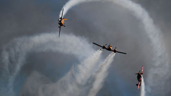 Выступление пилотажной группы Первый полет на самолетах Як-52 и самолете Piper PA-23250 в рамках форума Армия-2020 - Sputnik Азербайджан