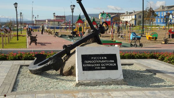 Памятник русским первооткрывателям Курильских островов на центральной площади Южно-Курильска - Sputnik Азербайджан