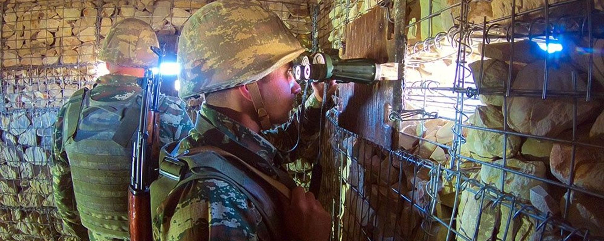 Азербайджанский военнослужащий на боевой позиции, фото из архива - Sputnik Азербайджан, 1920, 29.09.2024