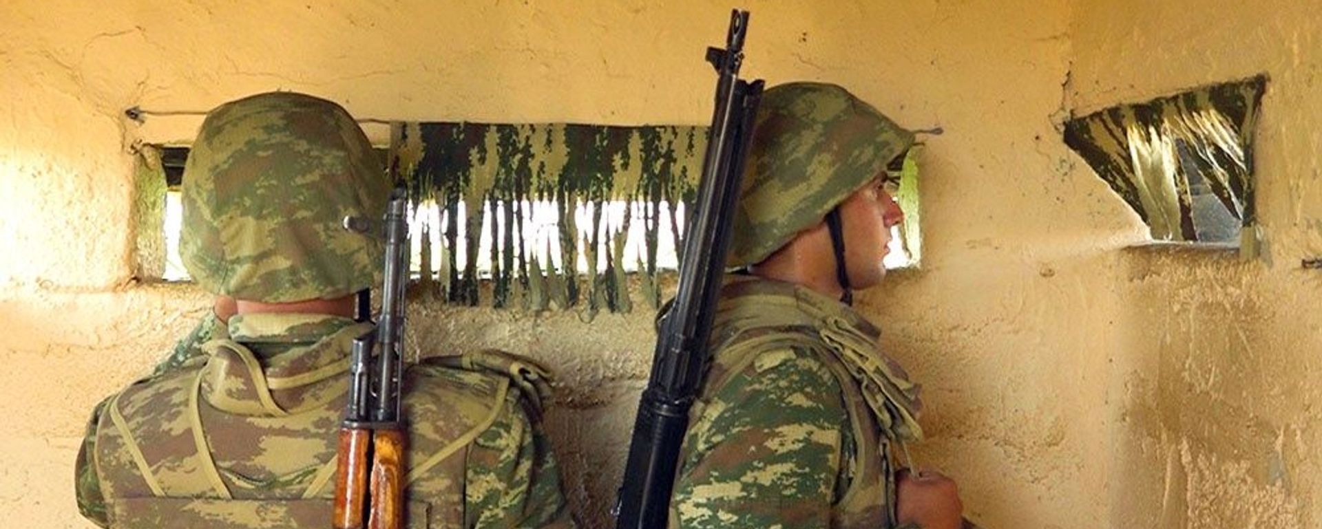 Азербайджанский военнослужащий на боевой позиции, фото из архива - Sputnik Азербайджан, 1920, 21.08.2023