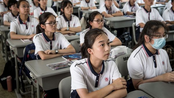 Students attend a class at Wuhan High School on the first day of the new semester in Wuhan in China's central Hubei province on September 1, 2020.  - Sputnik Азербайджан