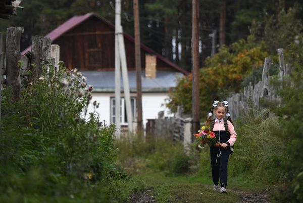Ученица Юрт-Акбалыкской средней школы в Новосибирской области идет на праздничную линейку 1 сентября - Sputnik Азербайджан