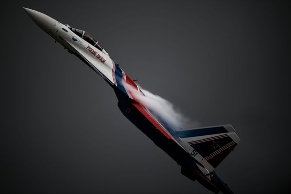 Истребитель Су-35С пилотажной группы Русские Витязи выполняет демонстрационный полет в рамках Международного форума Армия-2020 на аэродроме Кубинка в Подмосковье - Sputnik Азербайджан