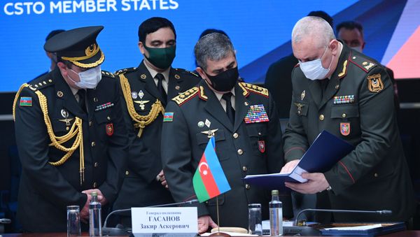 Министр обороны Азербайджана Закир Гасанов (на первом плане второй справа) на заседании членов ШОС, государств – участников СНГ  - Sputnik Азербайджан